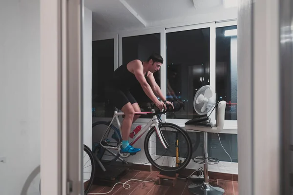 Man Fietsen Machine Trainer Hij Oefent Het Huis Nachts Het — Stockfoto