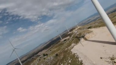 Rüzgar türbinleri gün doğumunda. Rüzgar çiftliği yeşil enerji üretiyor. Fpv hava aracı sineği. 