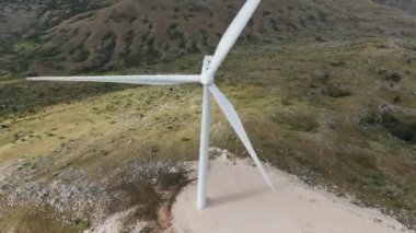 Rüzgar türbinleri gün doğumunda. Rüzgar çiftliği yeşil enerji üretiyor. Fpv hava aracı sineği. 