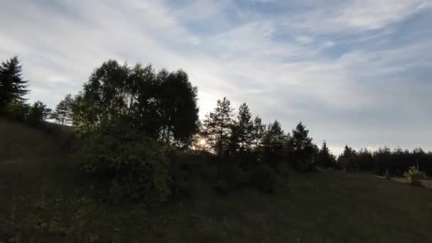 Fotografia aérea tiro de alta velocidade esporte fpv drone voando sobre penhasco montanha natural cercado natureza incrível terreno rochoso com vegetação verde no pôr do sol ou nascer do sol. — Vídeo de Stock