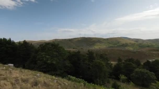 Turbinas eólicas al amanecer. Parque eólico que genera energía verde. Vuelo aéreo del dron de Fpv. — Vídeos de Stock