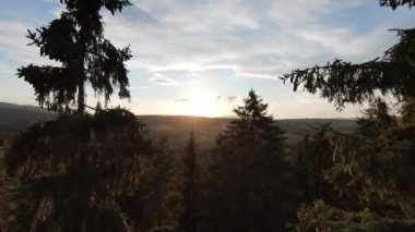 Hava sineması, yüksek hızlı fpv drone 'u doğal dağ uçurumunun üzerinde uçarken çekti. Gün batımında ya da gündoğumunda yeşil bitkilerle çevrili inanılmaz doğa kayalık arazi.. 