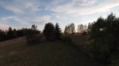 Hava sineması, yüksek hızlı fpv drone 'u doğal dağ uçurumunun üzerinde uçarken çekti. Gün batımında ya da gündoğumunda yeşil bitkilerle çevrili inanılmaz doğa kayalık arazi.. 