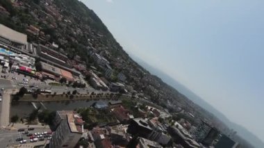Saraybosna, BH, 29 Temmuz 2021: FPV Havacılık İHA 'sı Saraybosna şehrine bakıyor. Bosna-Hersek 'in başkenti. Binalar ve sokaklar, yukarıdan manzara. Yüksek kalite 4k görüntü