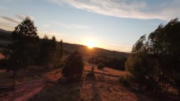 Légi mozi lövés nagy sebességű sport fpv drón repül át a természetes hegyi szikla körül Csodálatos természet sziklás terep zöld növényzet naplementekor vagy napkeltekor. — Stock videók