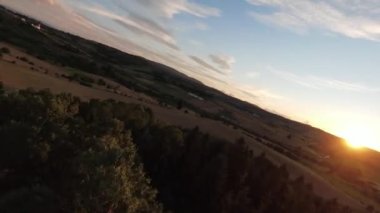 Hava sineması, yüksek hızlı fpv drone 'u doğal dağ uçurumunun üzerinde uçarken çekti. Gün batımında ya da gündoğumunda yeşil bitkilerle çevrili inanılmaz doğa kayalık arazi.. 