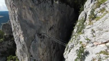 Hava sineması, yüksek hızlı fpv drone 'u doğal dağ uçurumunun üzerinde uçarken çekti. Bulutlu bir günde yeşil bitki örtüsü ve ormanla çevrili muhteşem doğa kaya arazisi.. 