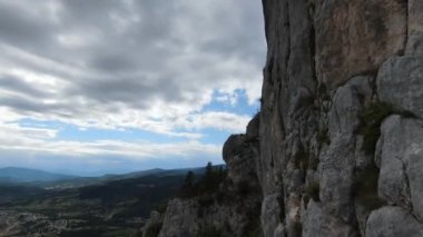 Hava sineması, yüksek hızlı fpv drone 'u doğal dağ uçurumunun üzerinde uçarken çekti. Bulutlu bir günde yeşil bitki örtüsü ve ormanla çevrili muhteşem doğa kaya arazisi.. 