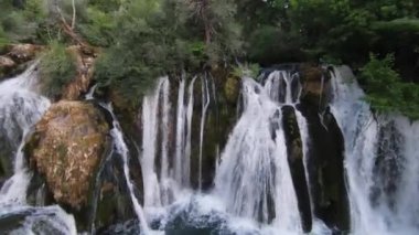 Bir dağ nehrinin yukarısındaki derin bir kanyonda, bambu çalılarının arasında, yosunlarla kaplı rhododendronlar arasında birinci şahıs uçuş.