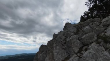 Hava sineması, yüksek hızlı fpv drone 'u doğal dağ uçurumunun üzerinde uçarken çekti. Bulutlu bir günde yeşil bitki örtüsü ve ormanla çevrili muhteşem doğa kaya arazisi.. 