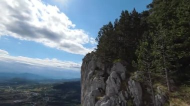 Hava sineması, yüksek hızlı fpv drone 'u doğal dağ uçurumunun üzerinde uçarken çekti. Bulutlu bir günde yeşil bitki örtüsü ve ormanla çevrili muhteşem doğa kaya arazisi.. 
