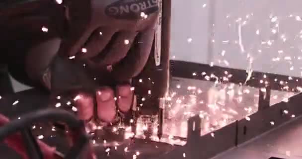 Super cámara lenta de soldadura de trabajo en el taller. Filmado en cámara de cine de alta velocidad, 300 fps. — Vídeo de stock