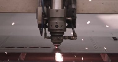 Modern Teknolojik Cnc Metalik Yatay Ironwork Object Hot Gas 'te Güç Kesme Eylemi. Bilgisayar Programı Ağır Endüstrisinde Endüstriyel Detaylar Yapılıyor. Metal Materyal Lazer Yanığı Kapanışı