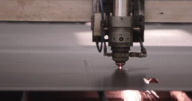 Modern Teknolojik Cnc Metalik Yatay Ironwork Object Hot Gas 'te Güç Kesme Eylemi. Bilgisayar Programı Ağır Endüstrisinde Endüstriyel Detaylar Yapılıyor. Metal Materyal Lazer Yanığı Kapanışı