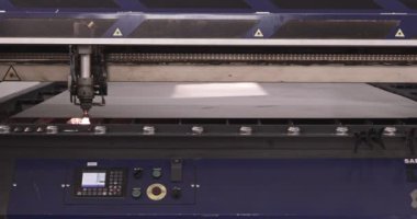 Modern Teknolojik Cnc Metalik Yatay Ironwork Object Hot Gas 'te Güç Kesme Eylemi. Bilgisayar Programı Ağır Endüstrisinde Endüstriyel Detaylar Yapılıyor. Metal Materyal Lazer Yanığı Kapanışı
