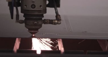 Modern Teknolojik Cnc Metalik Yatay Ironwork Object Hot Gas 'te Güç Kesme Eylemi. Bilgisayar Programı Ağır Endüstrisinde Endüstriyel Detaylar Yapılıyor. Metal Materyal Lazer Yanığı Kapanışı