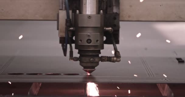 Modern Technological Cnc Cutting Power Action on Metallic Horizontal Ironwork Object Hot Gas. Így ipari részletek számítógépes program Heavy Industry. Metal Material Laser Burn Closeup vágás — Stock videók