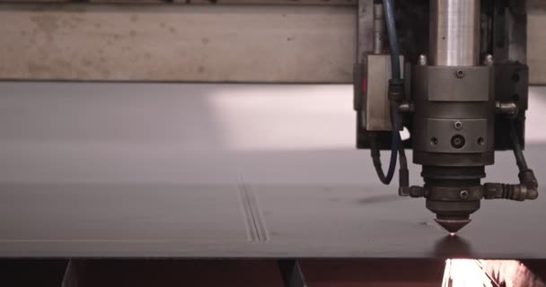 Moderne technologische Cnc Cutting Power Aktion auf metallische horizontale Eisenwerk Objekt heißes Gas. Herstellung industrieller Details in Computerprogrammen Schwerindustrie. Cut Metall Material Laser Burn Nahaufnahme — Stockvideo