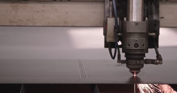Action de puissance de coupe CNC technologique moderne sur l'objet métallique horizontal en acier au gaz chaud. Making Industrial Details in Computer Program Heavy Industry. Matériau en métal coupé Laser Burn Closeup — Video