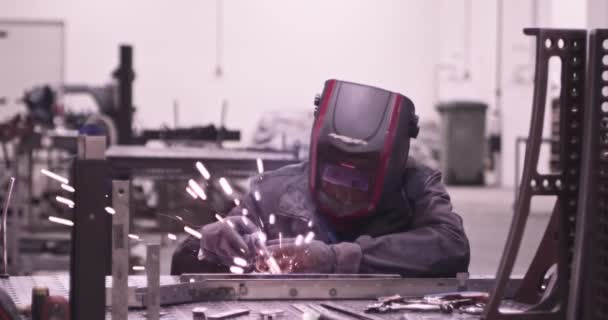 Super cámara lenta de soldadura de trabajo en el taller. Filmado en cámara de cine de alta velocidad, 300 fps. — Vídeo de stock