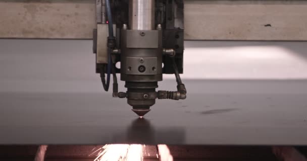Modern Teknolojik Cnc Metalik Yatay Ironwork Object Hot Gas 'te Güç Kesme Eylemi. Bilgisayar Programı Ağır Endüstrisinde Endüstriyel Detaylar Yapılıyor. Metal Materyal Lazer Yanığı Kapanışı — Stok video
