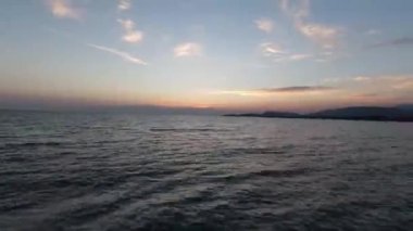 Uçağı, inanılmaz doğa ve sonsuz deniz manzarası üzerinde yüksek hız sporu fpv drone uçuşu yaptı. Kumlu bir sahilde güzel bir yaz günbatımı.