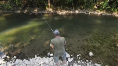 FPV Aerial yoğun yeşil orman ve hızlı hareket içinde doğal peyzaj nehir kanyonunda uçan dinamikleri çekti. Fpv helikopterinden çekiliyor..