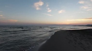 Uçağı, inanılmaz doğa ve sonsuz deniz manzarası üzerinde yüksek hız sporu fpv drone uçuşu yaptı. Kumlu bir sahilde güzel bir yaz günbatımı.