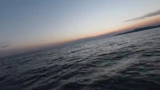Letecký záběr hi rychlost sport fpv drone letu nad úžasnou přírodou nekonečné moře. Krásný letní západ slunce na písečné pláži. — Stock video