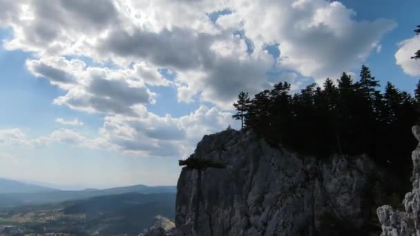 Flygfoto filmiska skott hög hastighet sport fpv drönare flyger över naturliga berg klippa omgiven Fantastisk natur stenig terräng med grön vegetation. — Stockvideo