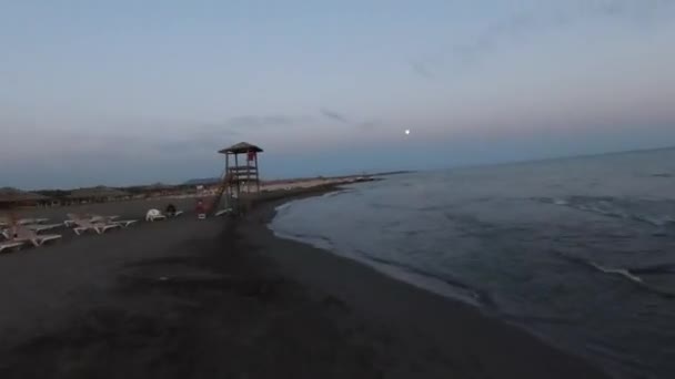 Légi felvétel nagy sebességű sport fpv drón repülés felett csodálatos természet végtelen tengerfenék. Gyönyörű nyári naplemente a homokos tengerparton. — Stock videók