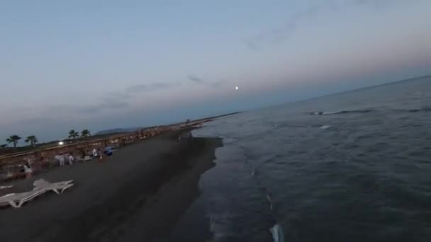 Luchtfoto hi speed sport fpv drone vlucht over verbazingwekkende natuur eindeloze zeegezicht. Prachtige zonsondergang op een zandstrand. — Stockvideo