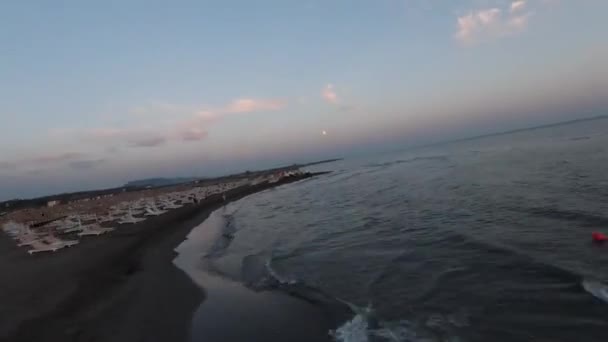 Plano aéreo de alta velocidad deporte fpv drone vuelo sobre la naturaleza increíble paisaje marino sin fin. Hermoso atardecer de verano en una playa de arena. — Vídeo de stock