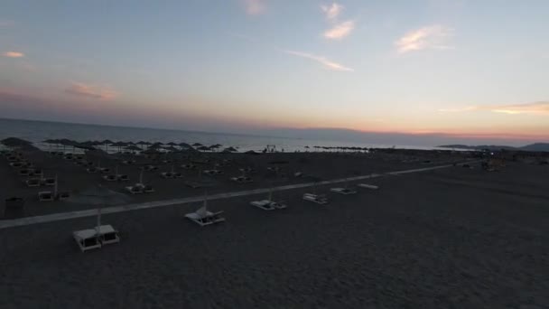 Uçağı, inanılmaz doğa ve sonsuz deniz manzarası üzerinde yüksek hız sporu fpv drone uçuşu yaptı. Kumlu bir sahilde güzel bir yaz günbatımı. — Stok video
