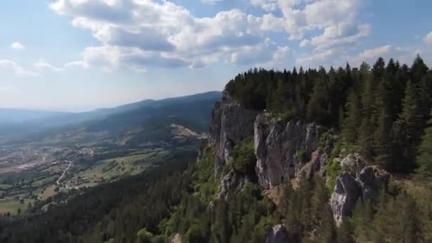 Letecký filmový záběr vysokorychlostní sport fpv drone létání přes přírodní horské útesy obklopen Úžasný příroda skalnatý terén se zelenou vegetací. — Stock video