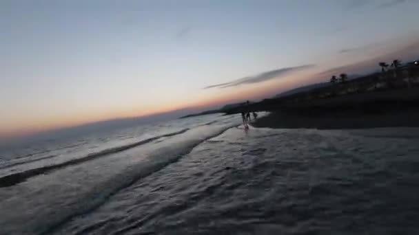 Aerial shot sport ad alta velocità fpv drone volo sopra incredibile natura infinito paesaggio marino. Bellissimo tramonto estivo su una spiaggia sabbiosa. — Video Stock