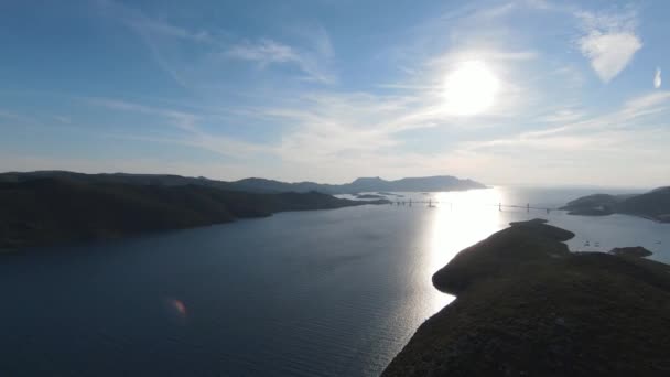 Flygfoto hi hastighet sport fpv drönare flygning över fantastisk natur oändliga havsutsikt. Vacker sommarsolnedgång på sandstrand. — Stockvideo