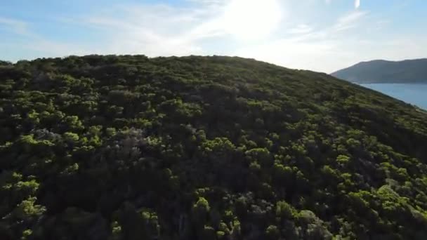 Flygfoto hi hastighet sport fpv drönare flygning över fantastisk natur oändliga havsutsikt. Vacker sommarsolnedgång på sandstrand. — Stockvideo