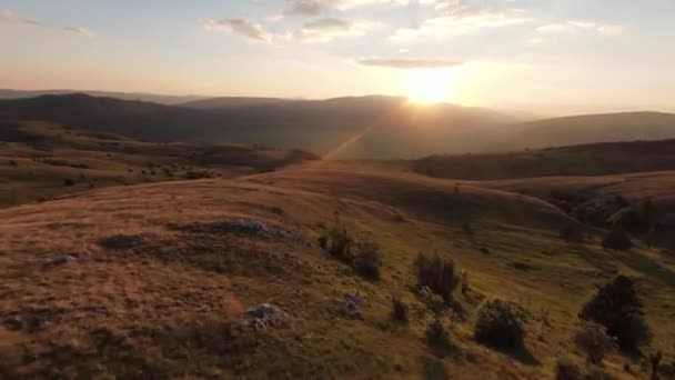 Extreme nauwe vlucht over bergtoppen bij zonsondergang. Luchtfoto op fpv sport drone zonnig landschap met berg heuvelachtig terrein. Dynamisch cinematografisch beeld. — Stockvideo