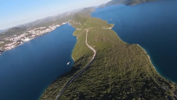 Plano aéreo de alta velocidad deporte fpv drone vuelo sobre la naturaleza increíble paisaje marino sin fin. Hermoso atardecer de verano en una playa de arena. — Vídeos de Stock