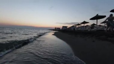 Uçağı, inanılmaz doğa ve sonsuz deniz manzarası üzerinde yüksek hız sporu fpv drone uçuşu yaptı. Kumlu bir sahilde güzel bir yaz günbatımı.
