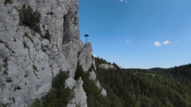 Hava sineması, yüksek hızlı fpv drone 'u doğal dağ uçurumunun üzerinde uçarken çekti. Yeşil bitki örtüsüyle inanılmaz doğa kayalık araziyi kuşattı.. 