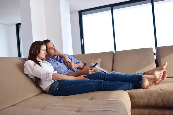Par på soffa — Stockfoto
