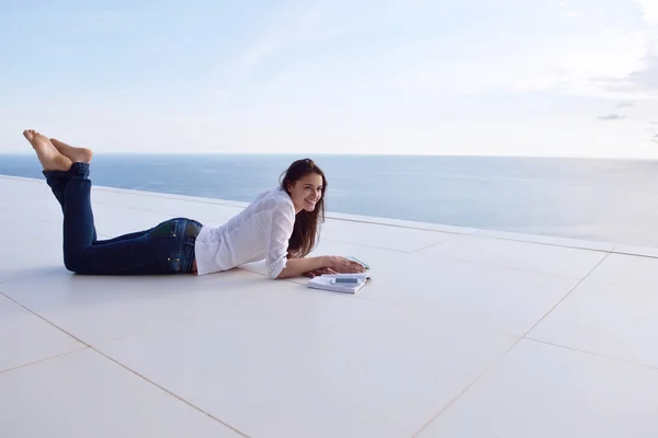 Mulher lendo um livro — Fotografia de Stock