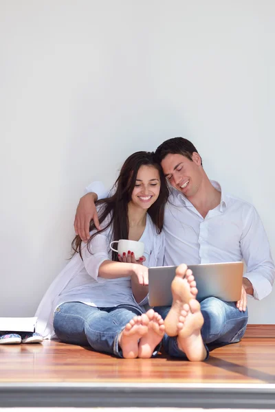 Pareja trabajando en el ordenador portátil — Foto de Stock