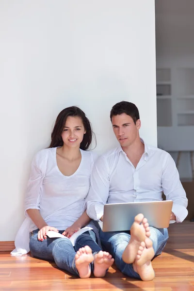 Ehepaar arbeitet am Laptop — Stockfoto