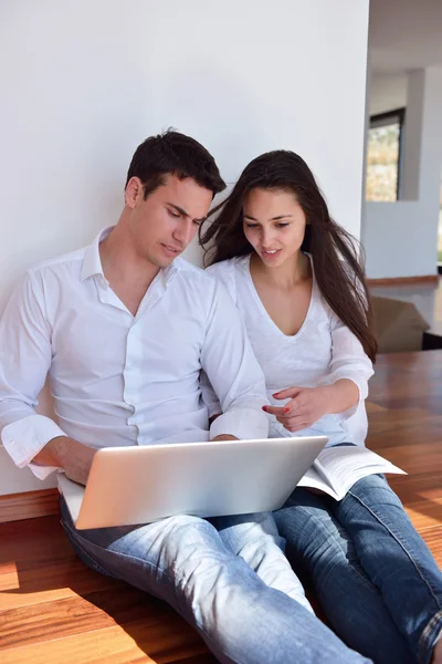 Pareja trabajando en el ordenador portátil — Foto de Stock