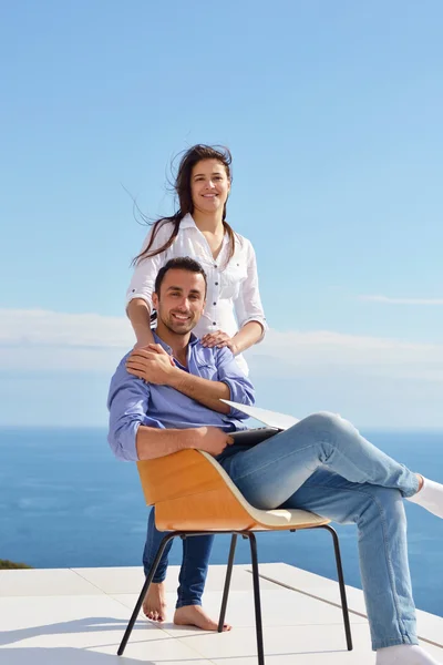 Paar auf Balkon mit Computer — Stockfoto