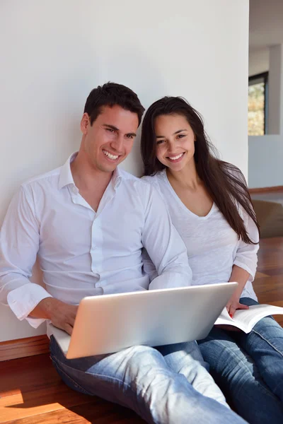 Casal trabalhando no computador portátil — Fotografia de Stock