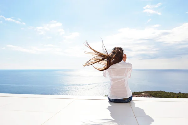 Chica escuchando música en auriculares blancos — Foto de Stock